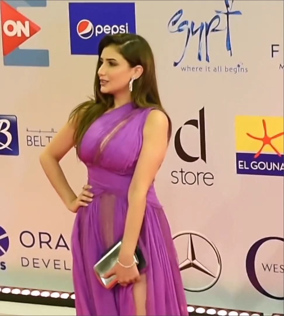 مي عمر بفستان شفاف يبين الحاجات مي عمر بفستان شفاف يبين الحاجات