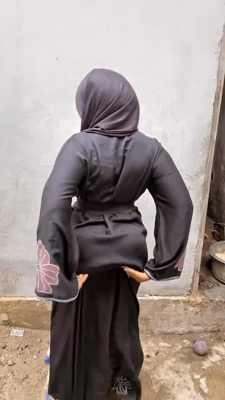 سودانية بالعباية ترقص طيزها الكبيرة سودانية بالعباية ترقص طيزها الكبيرة