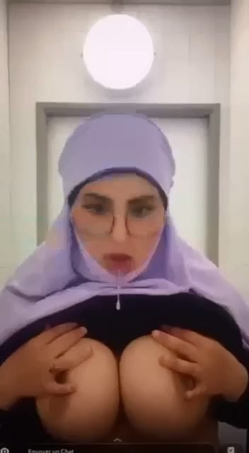 سكس ام الحجاب تتف على بزازها الضخمة