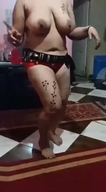 شرموطة بزازها كبيرة ترقص ملط