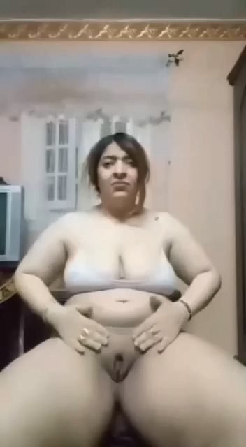 شرموطة بلدي تقلع وتلعب في كسها هايجة اوي شرموطة بلدي تقلع وتلعب في كسها هايجة اوي