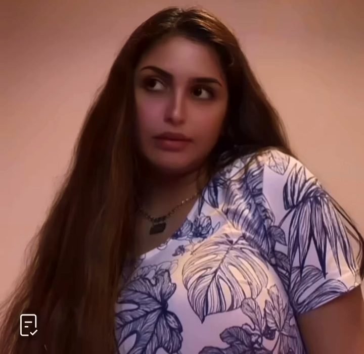 حلا الترك تستعرض صدرها الكبير