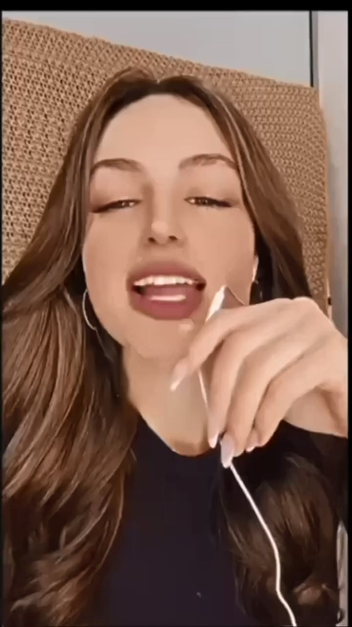 فضيحة جيني شليطا تخلع وتعرض