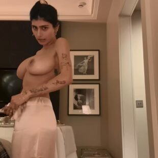 سكس ميا خليفة تتعرى وتستعرض بزازها الكبيرة