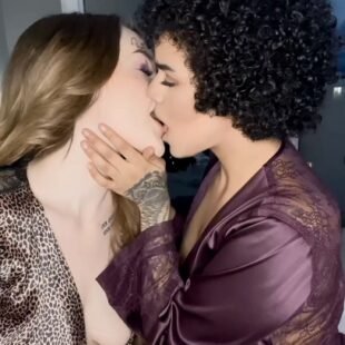 قبلات ساخنة رهف السعودية مع صاحبتها فيديو سكس