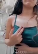 سكس مصري بنوتة قمر دخلت اوضتها تقلع ملط وتفرج حبيبها بزاز…
